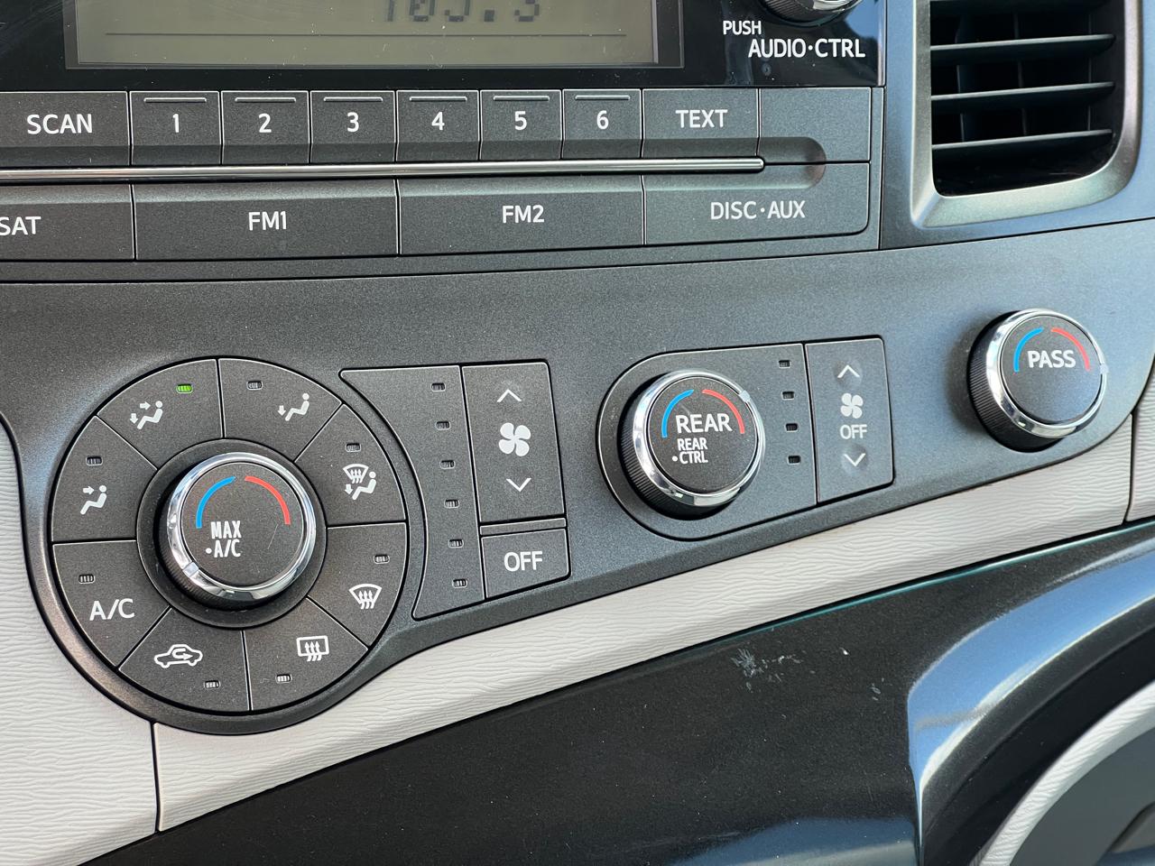 Toyota Sienna Base 2011