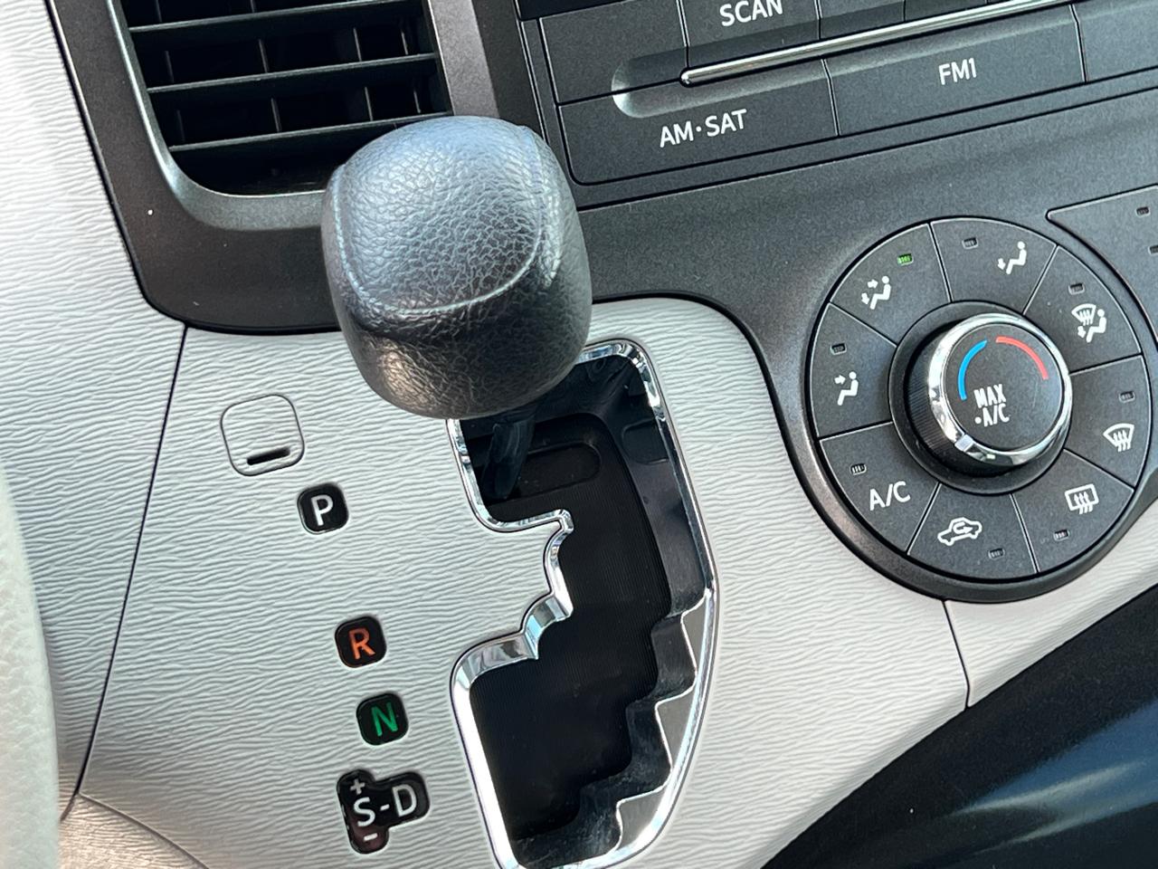 Toyota Sienna Base 2011