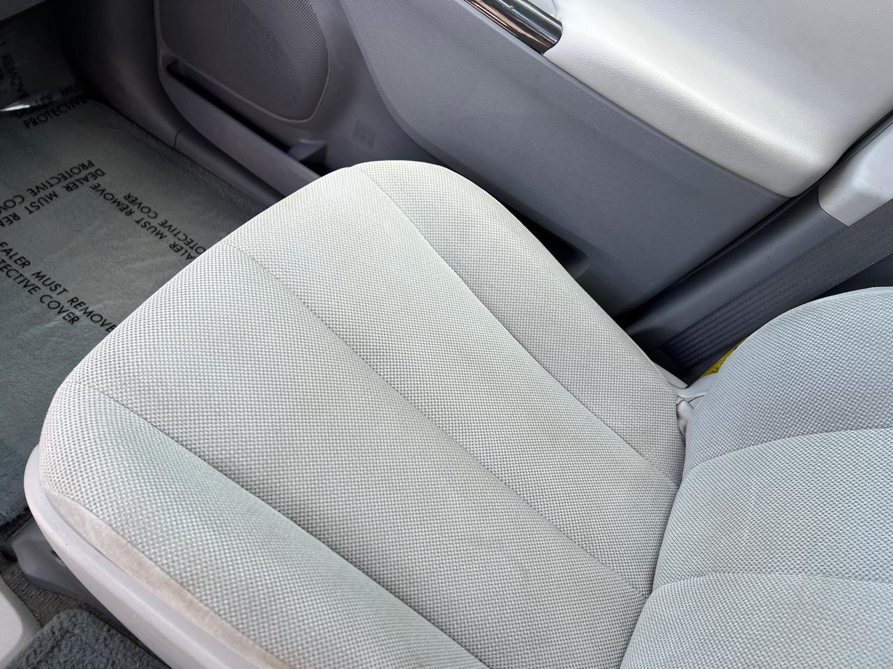 Toyota Sienna Base 2011