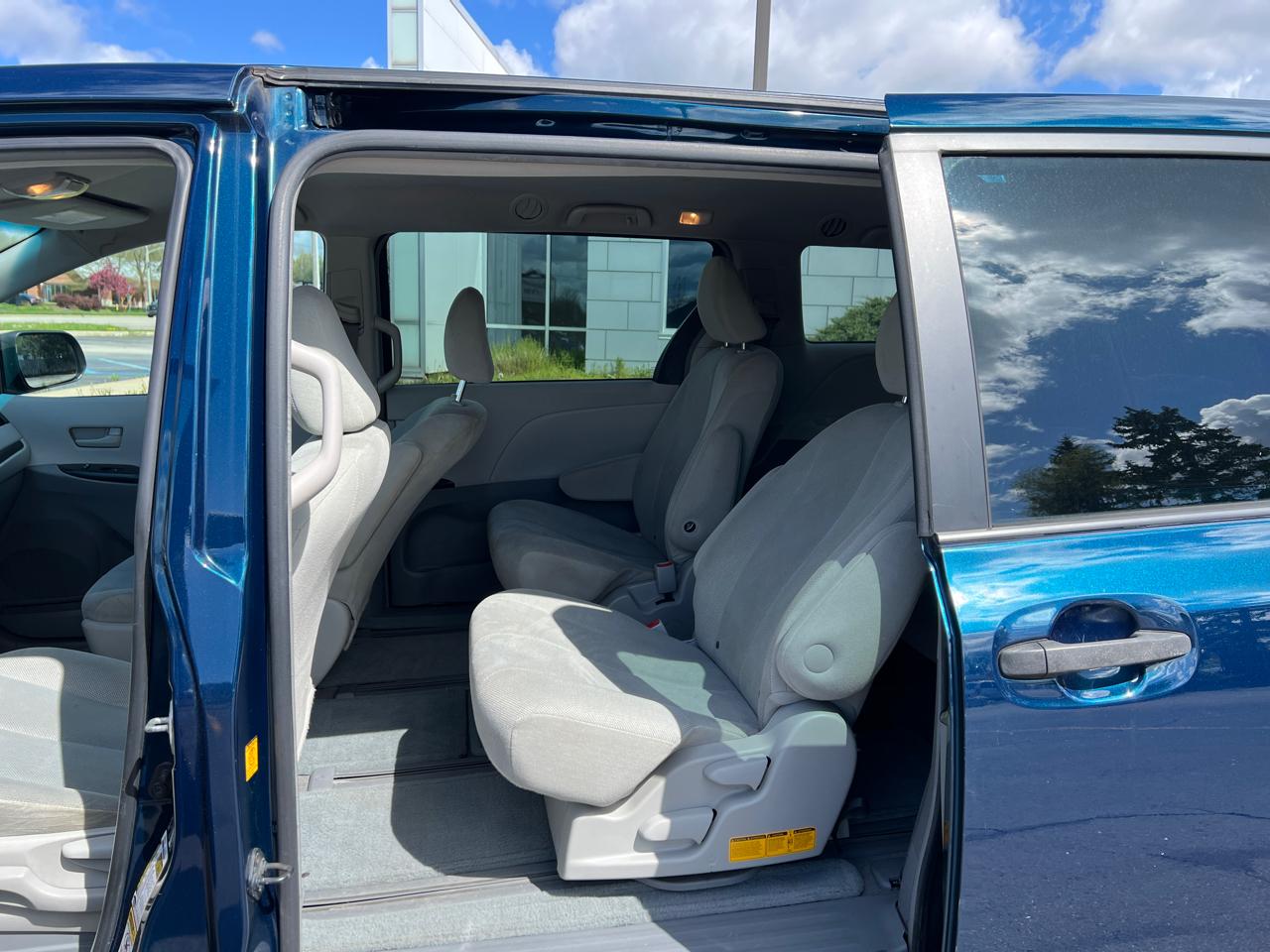 Toyota Sienna Base 2011