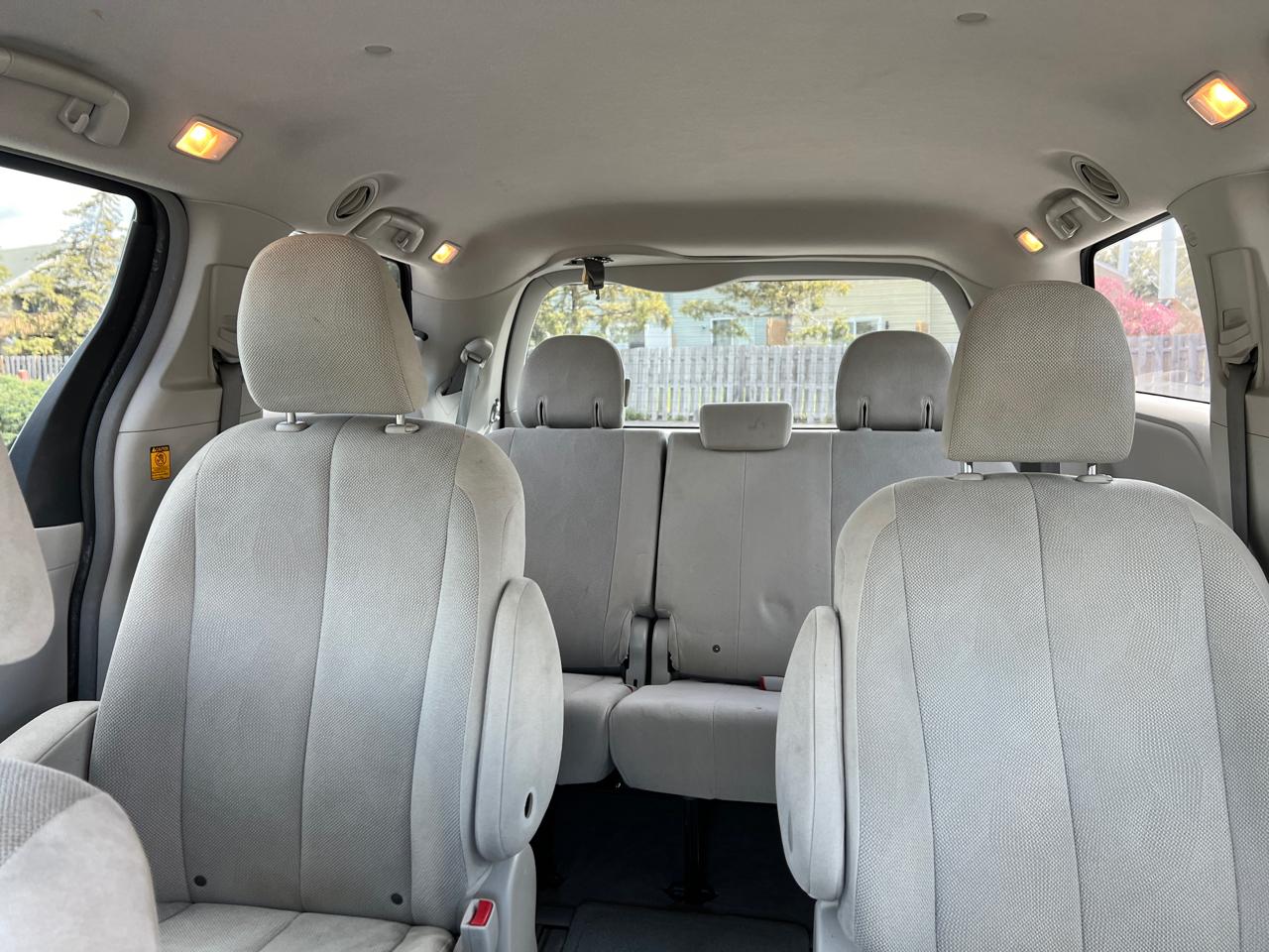 Toyota Sienna Base 2011