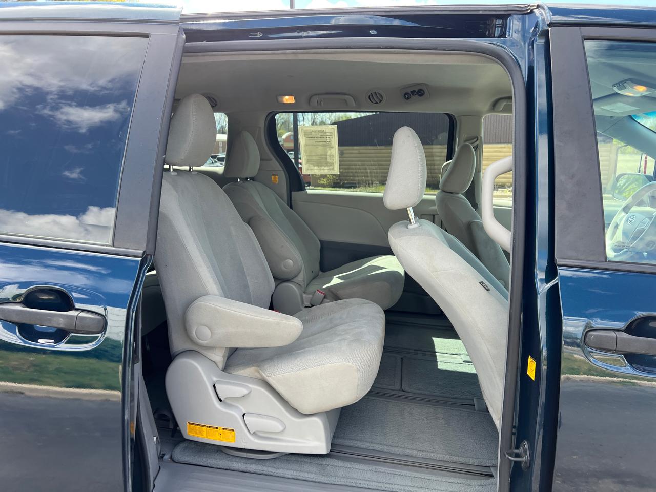 Toyota Sienna Base 2011