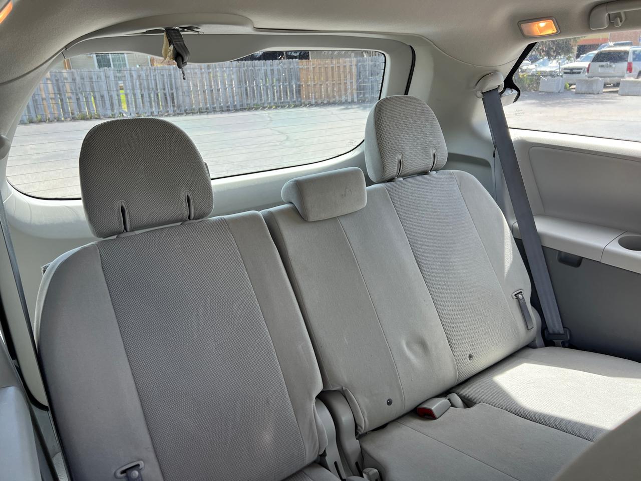 Toyota Sienna Base 2011