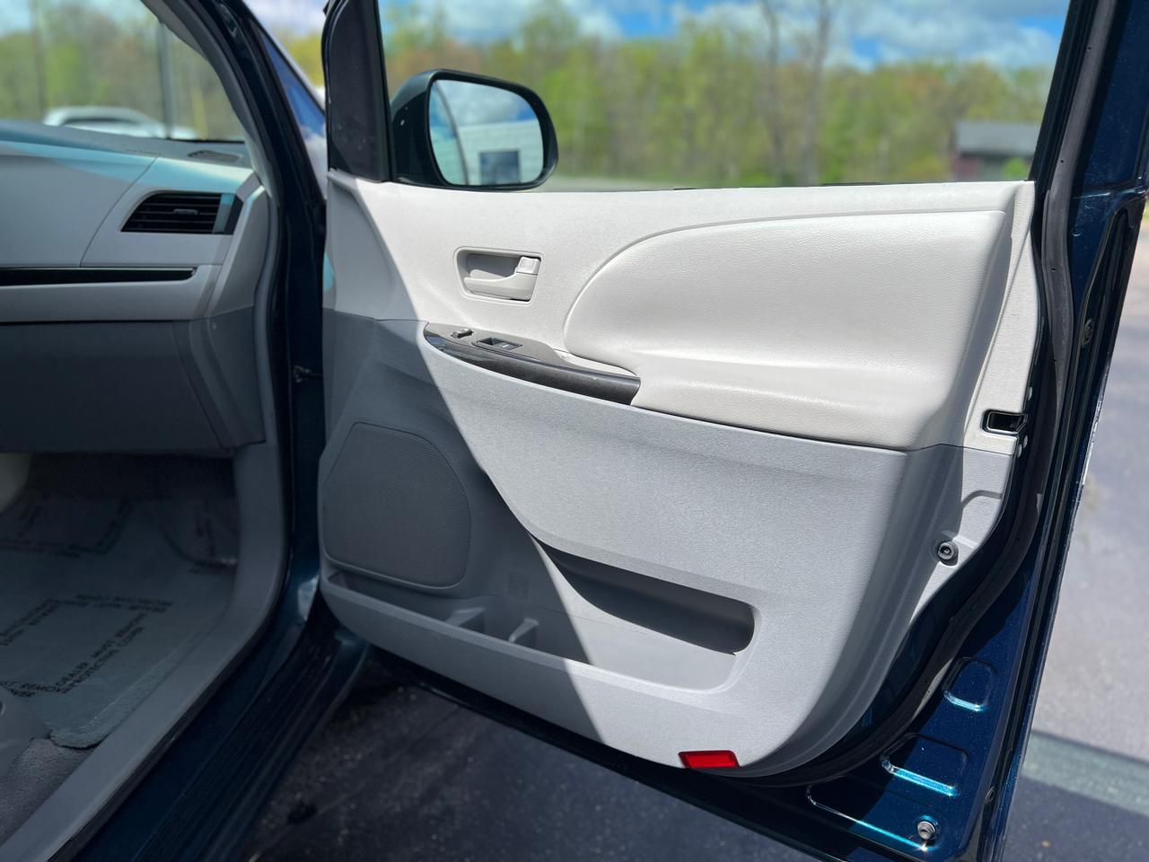 Toyota Sienna Base 2011