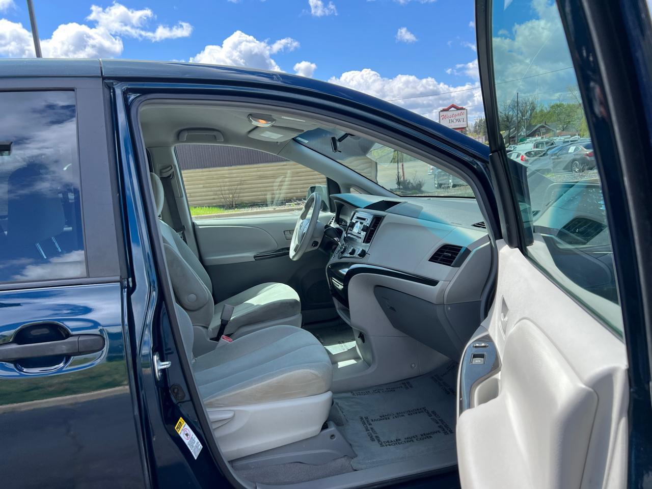Toyota Sienna Base 2011