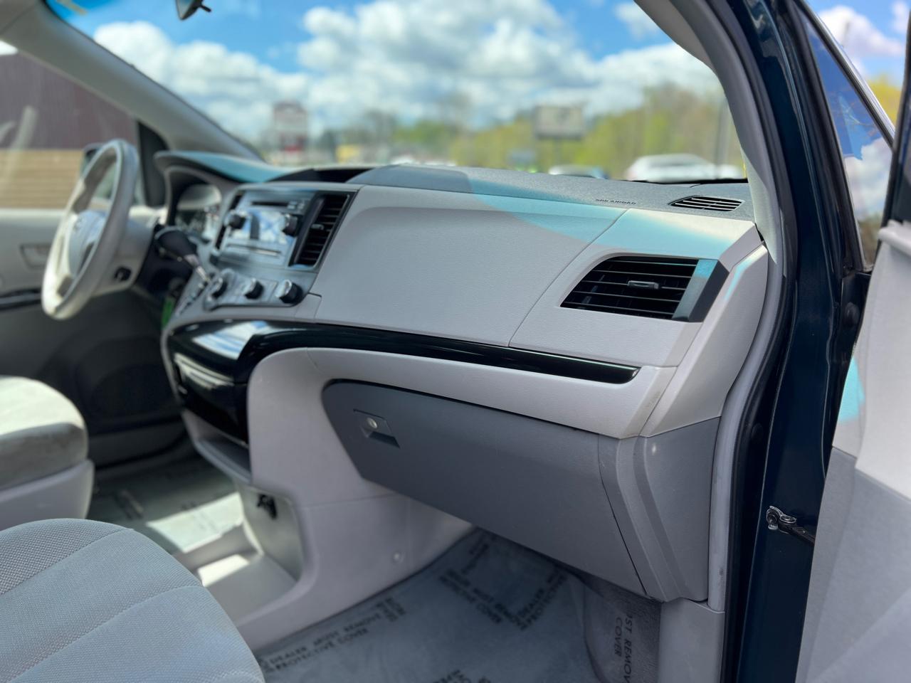 Toyota Sienna Base 2011
