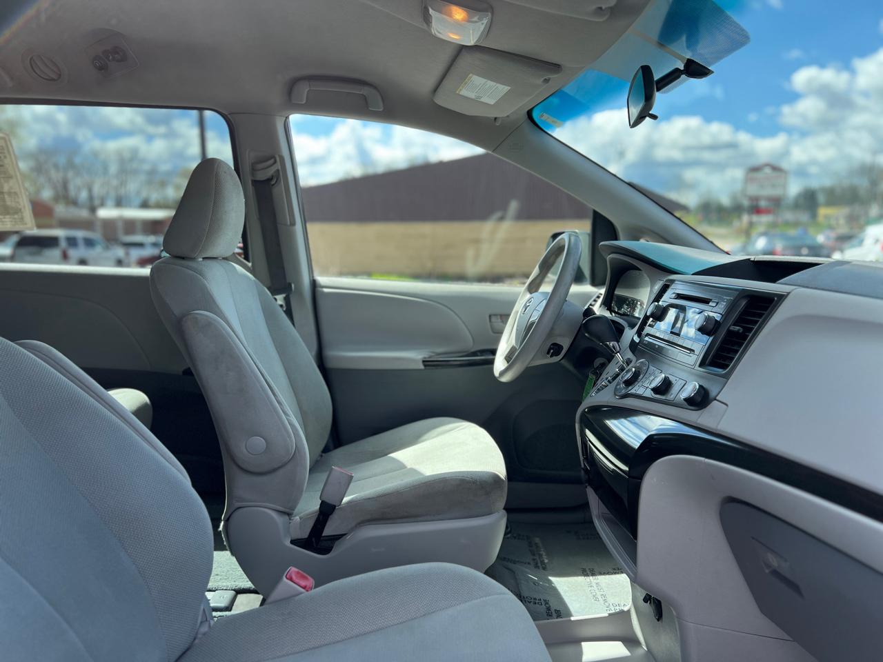 Toyota Sienna Base 2011