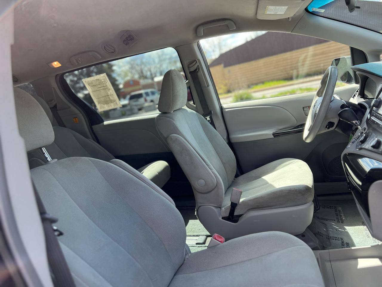 Toyota Sienna Base 2011