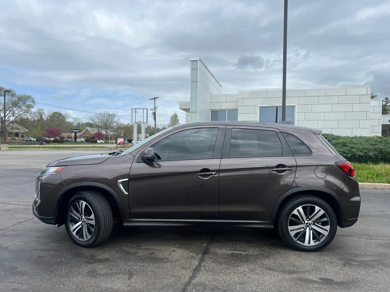 Mitsubishi Outlander Sport  2021