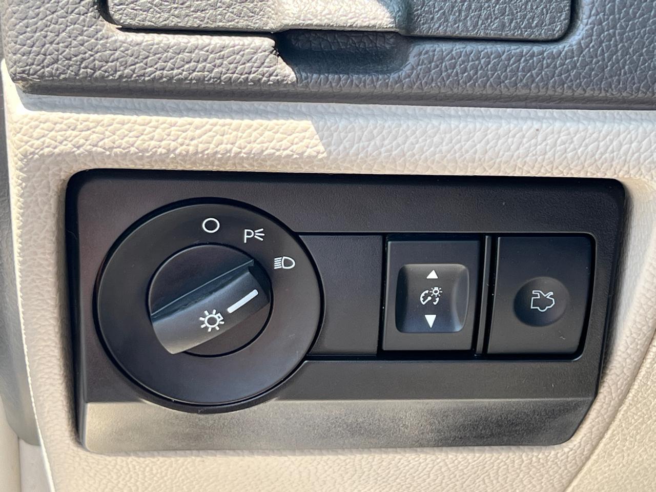 Ford Fusion S 2012