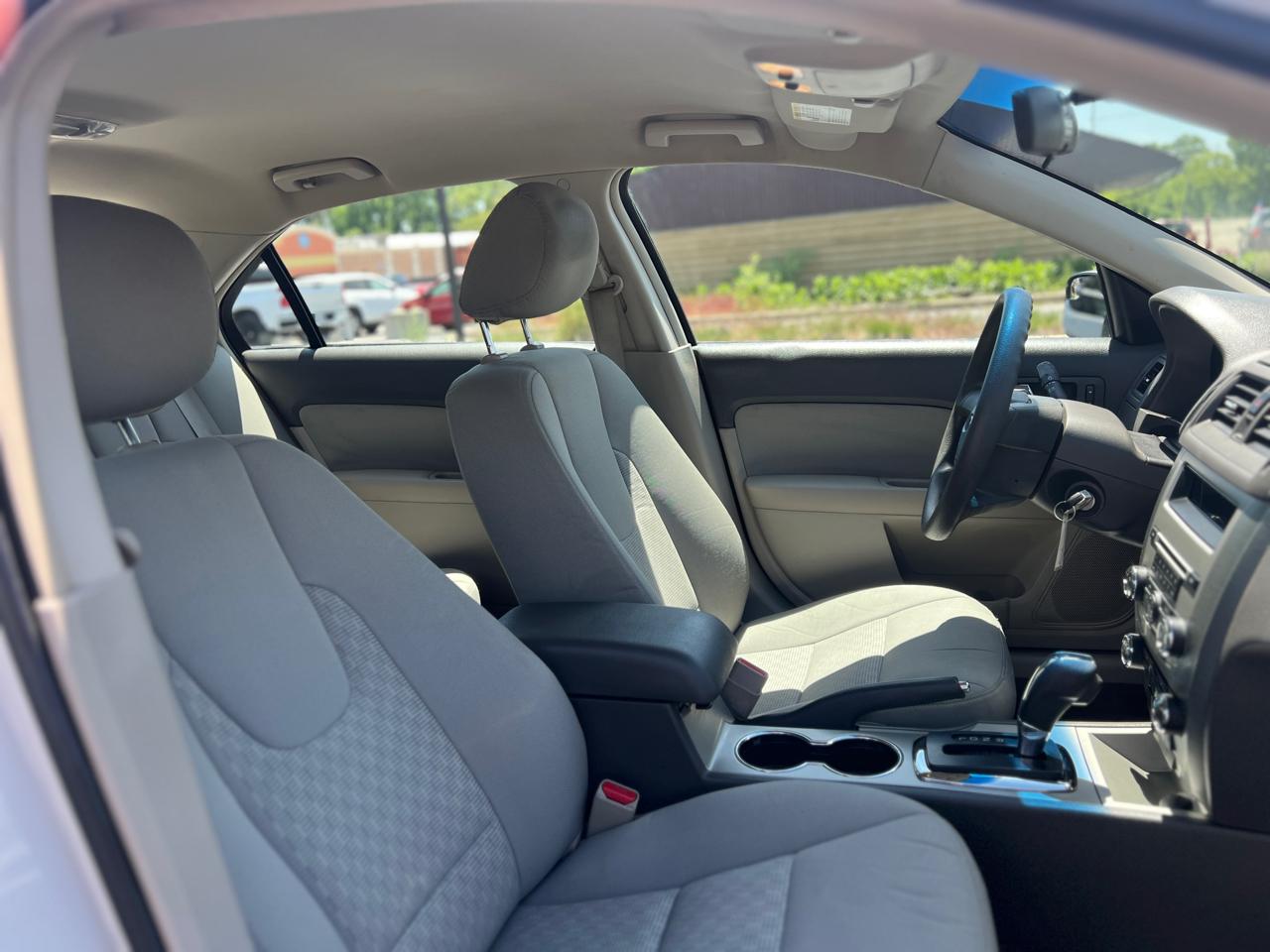 Ford Fusion S 2012