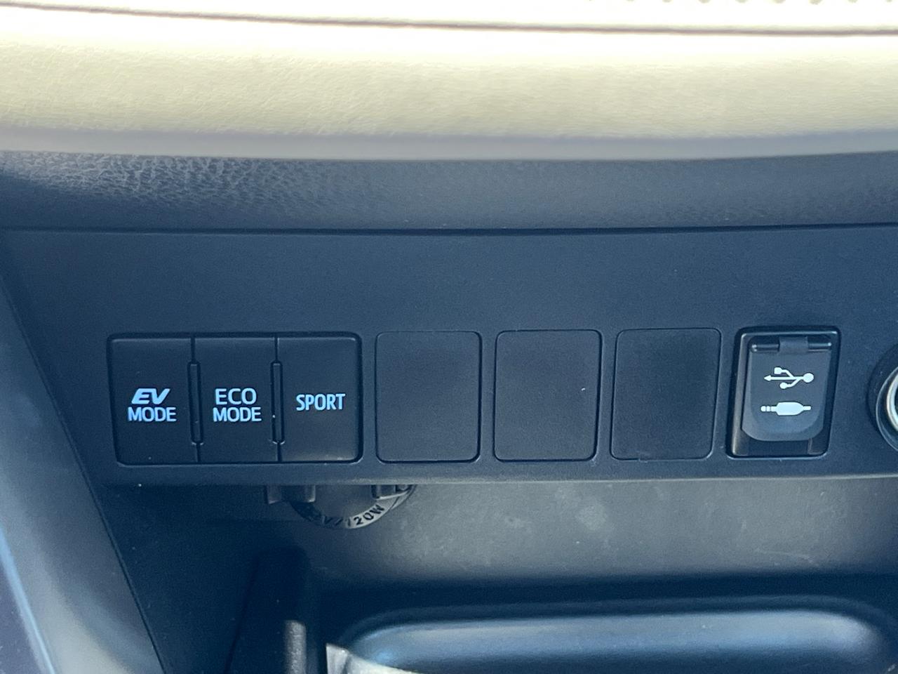 Toyota RAV4 Hybrid XLE 2016