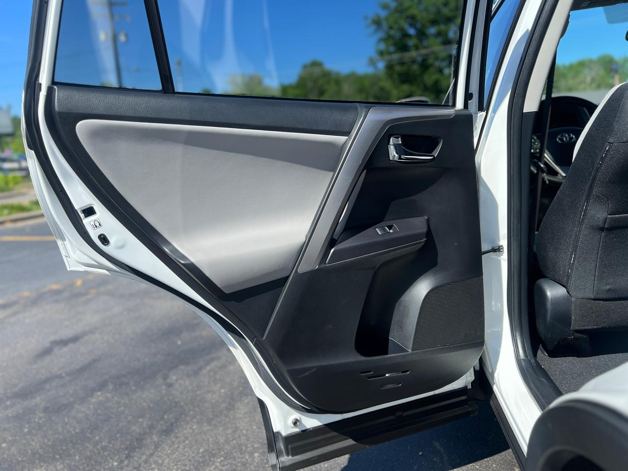 Toyota RAV4 Hybrid XLE 2016