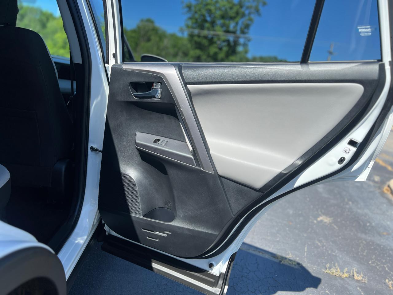 Toyota RAV4 Hybrid XLE 2016
