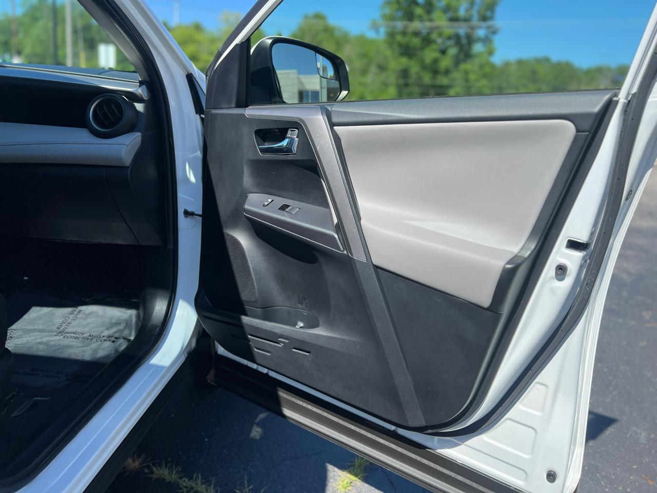 Toyota RAV4 Hybrid XLE 2016