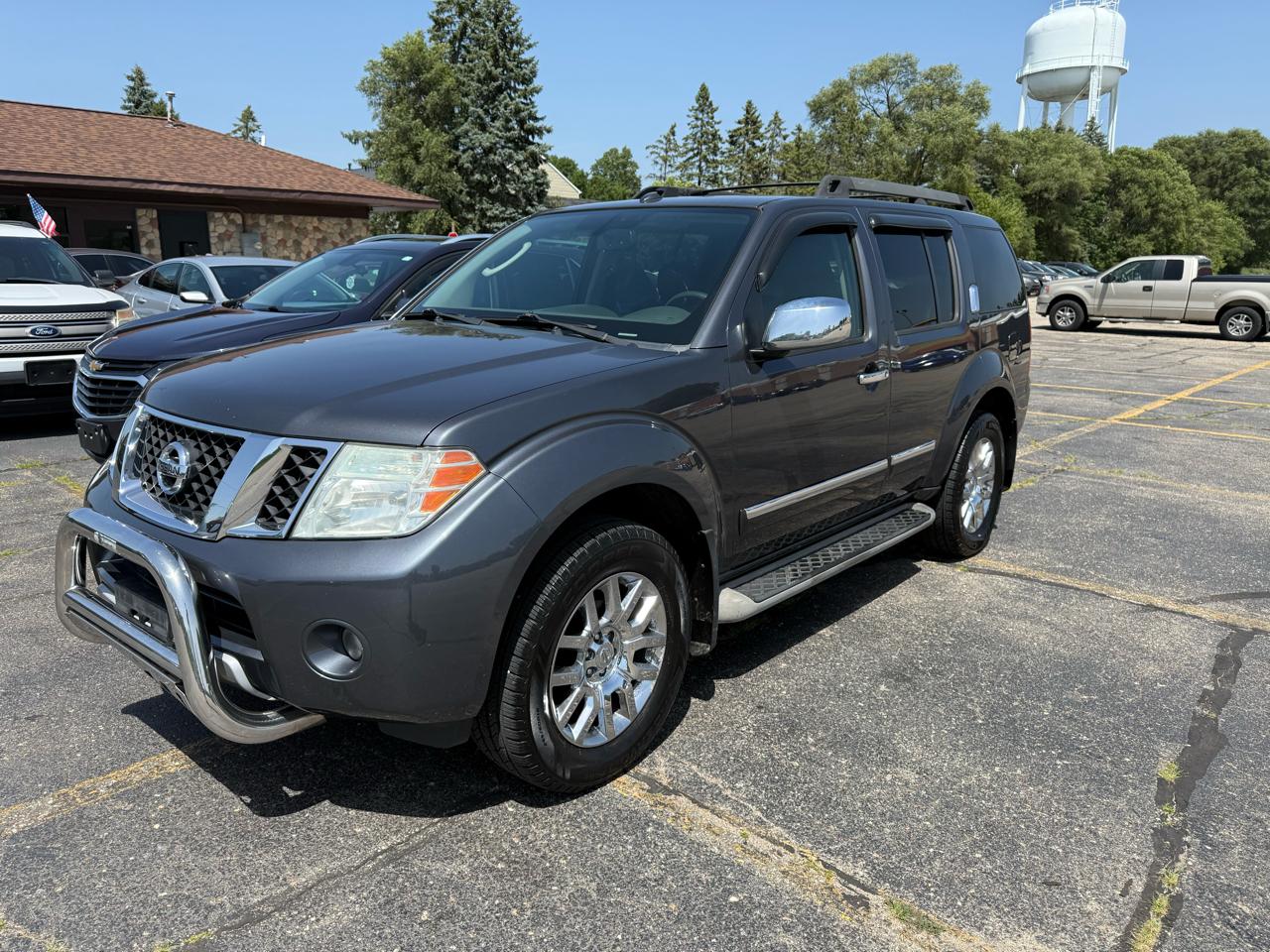 Nissan Pathfinder LE 4WD 2010