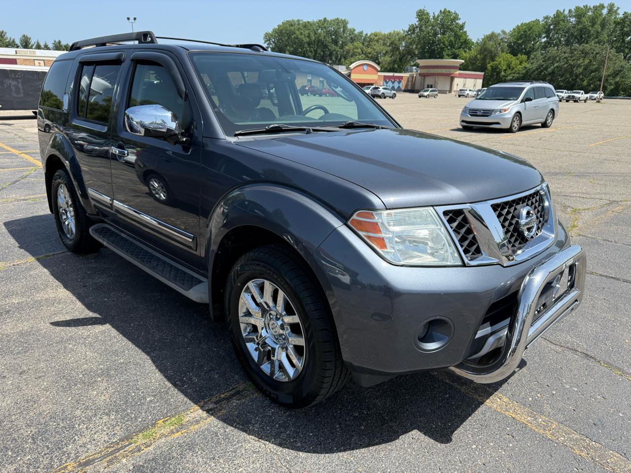 Nissan Pathfinder LE 4WD 2010