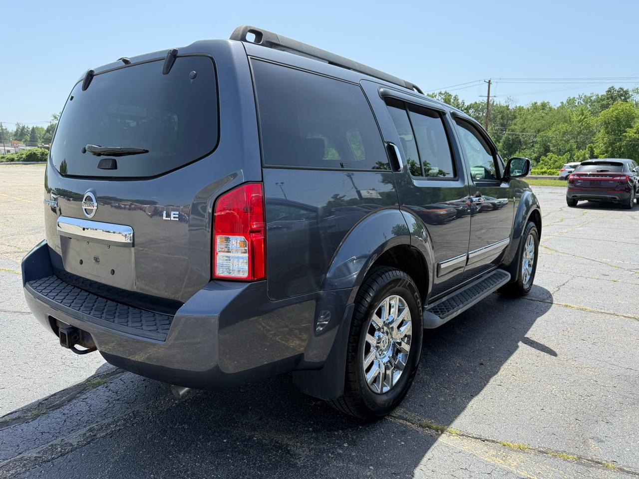 Nissan Pathfinder LE 4WD 2010