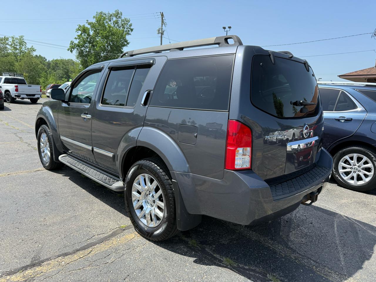 Nissan Pathfinder LE 4WD 2010