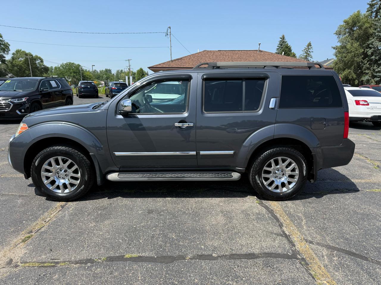 Nissan Pathfinder LE 4WD 2010