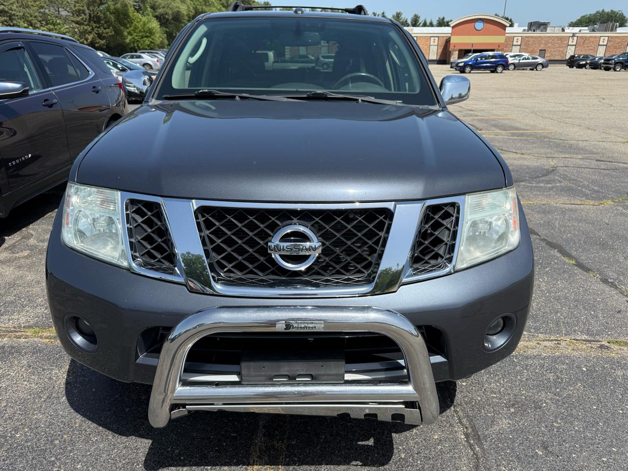Nissan Pathfinder LE 4WD 2010