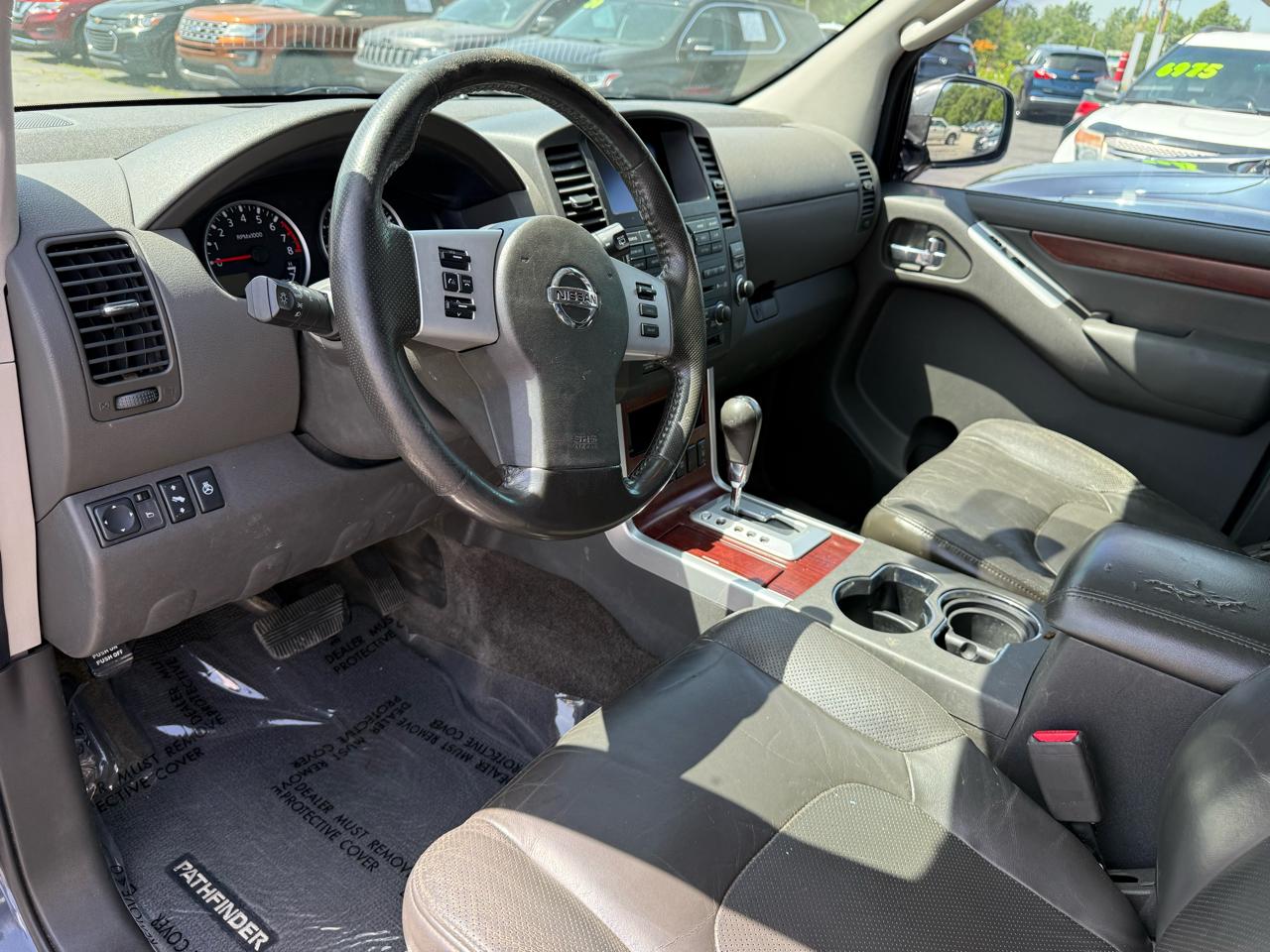 Nissan Pathfinder LE 4WD 2010