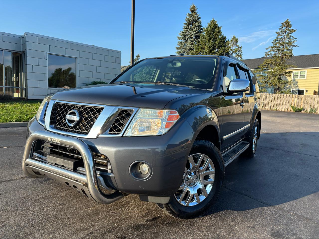 Nissan Pathfinder LE 4WD 2010