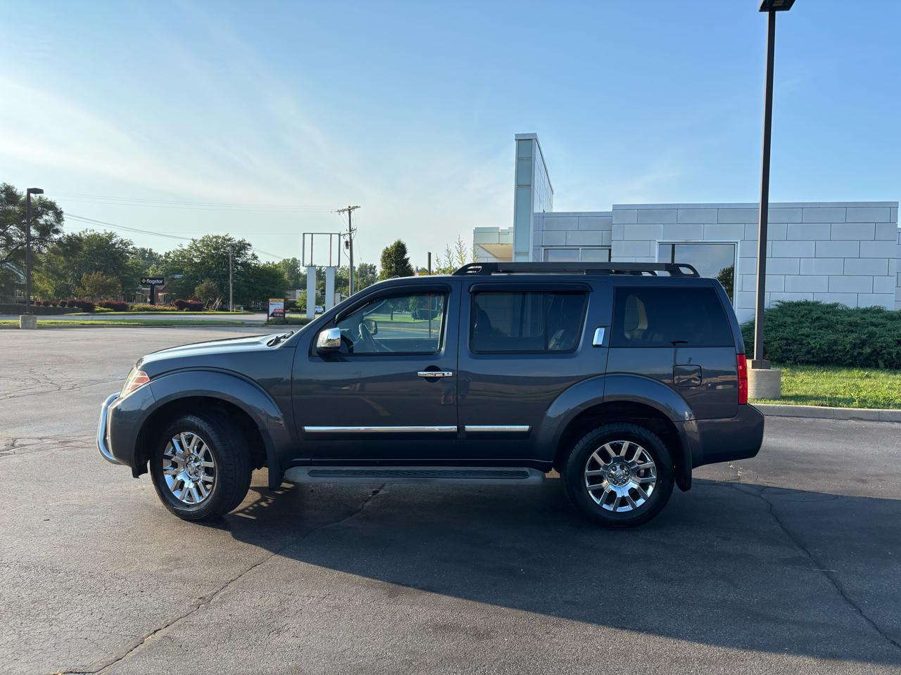 Nissan Pathfinder LE 4WD 2010