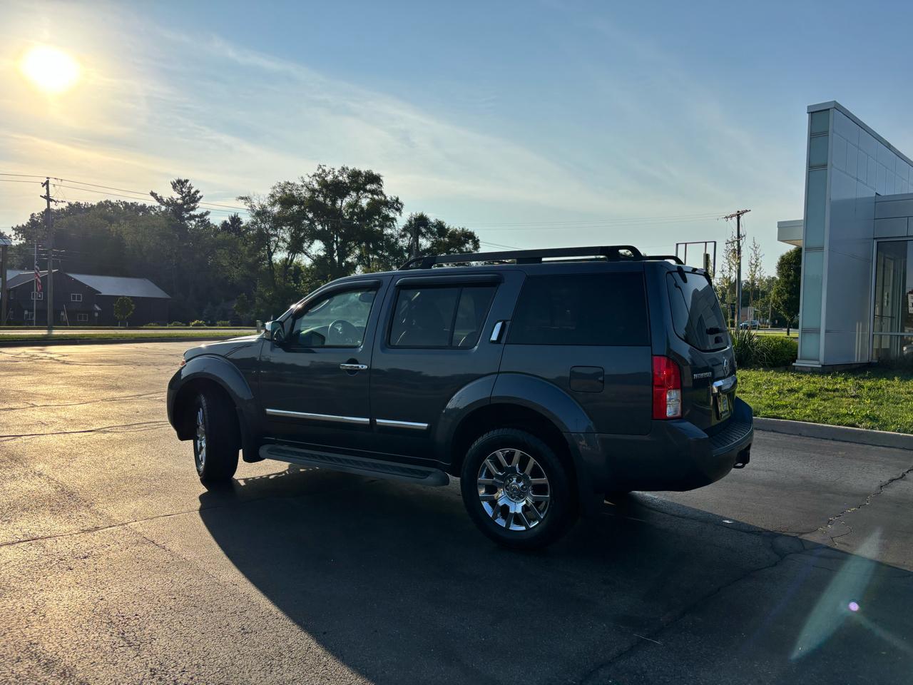 Nissan Pathfinder LE 4WD 2010
