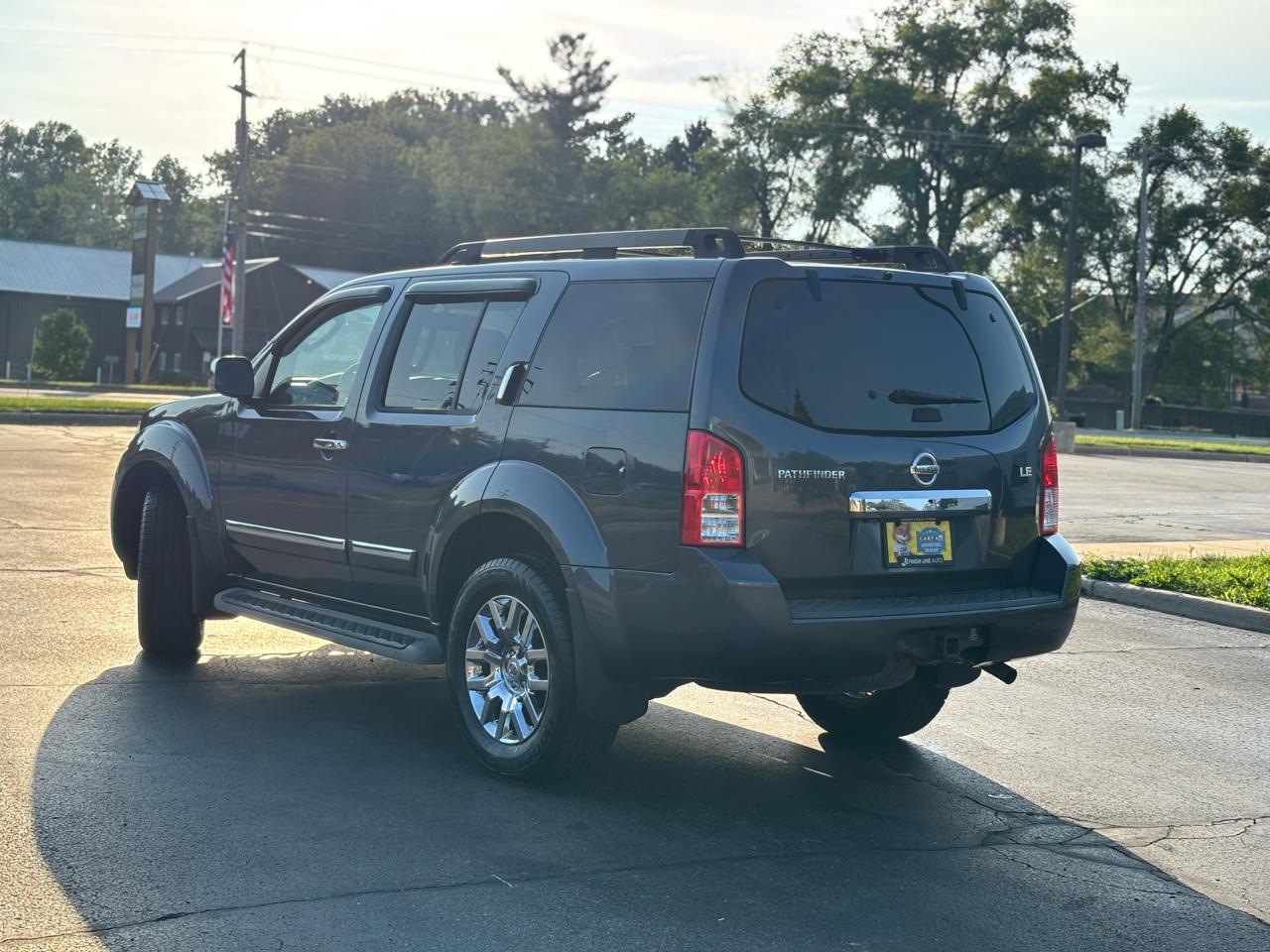 Nissan Pathfinder LE 4WD 2010
