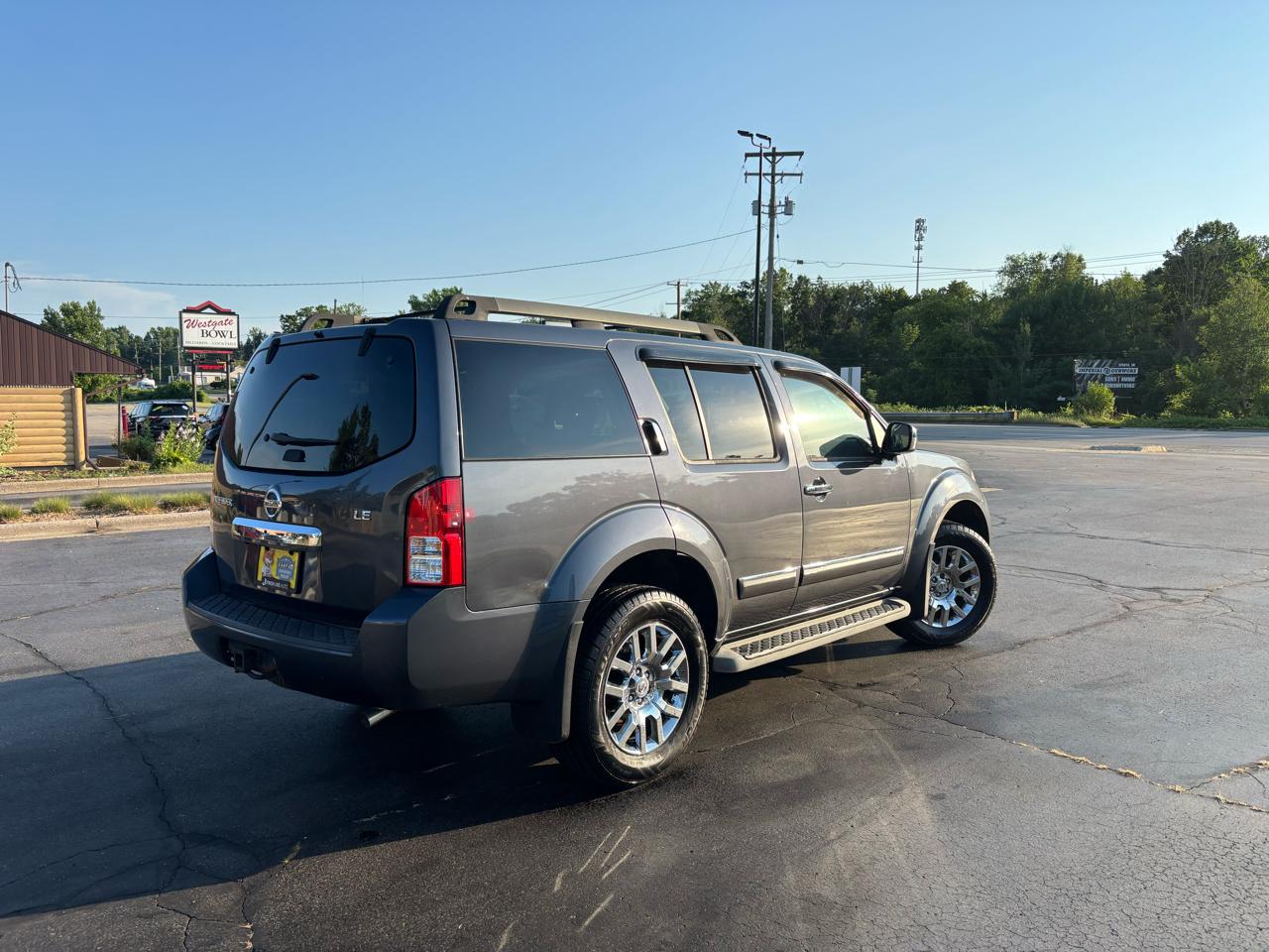 Nissan Pathfinder LE 4WD 2010