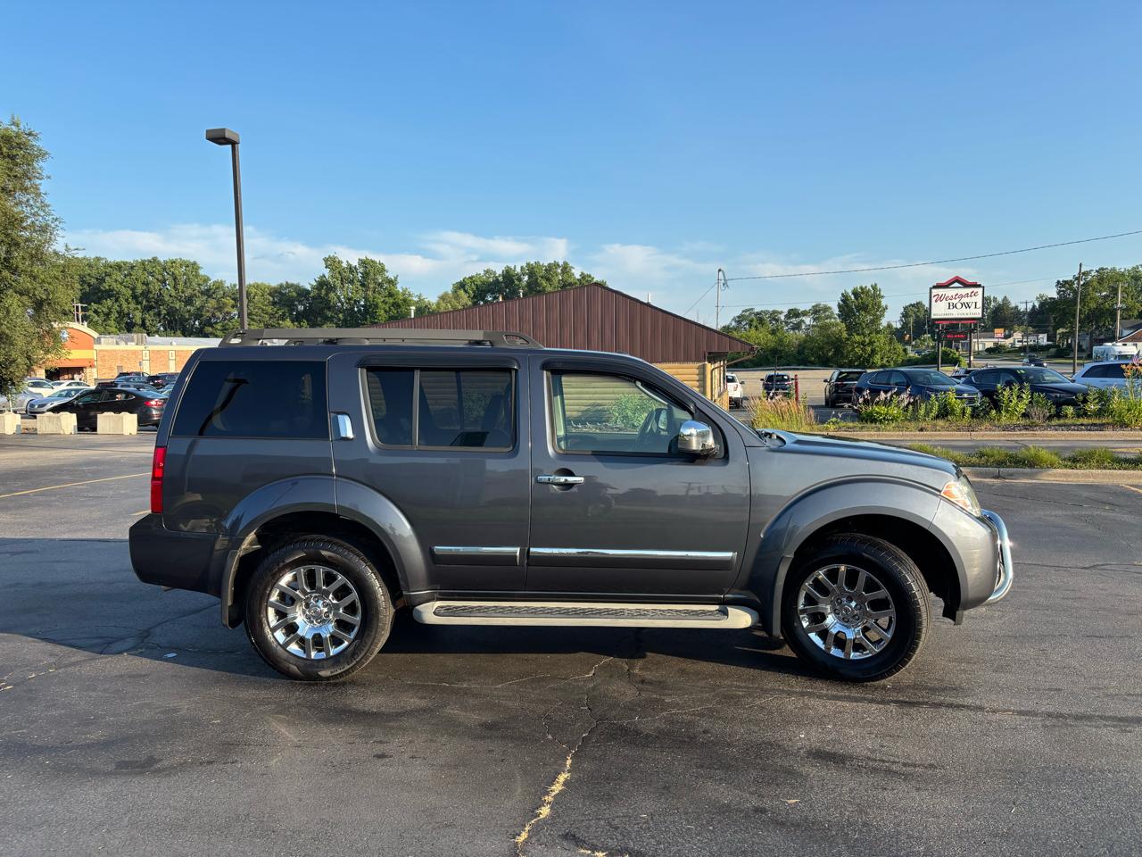 Nissan Pathfinder LE 4WD 2010
