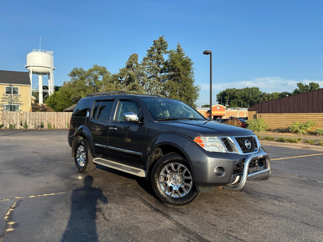 Nissan Pathfinder LE 4WD 2010