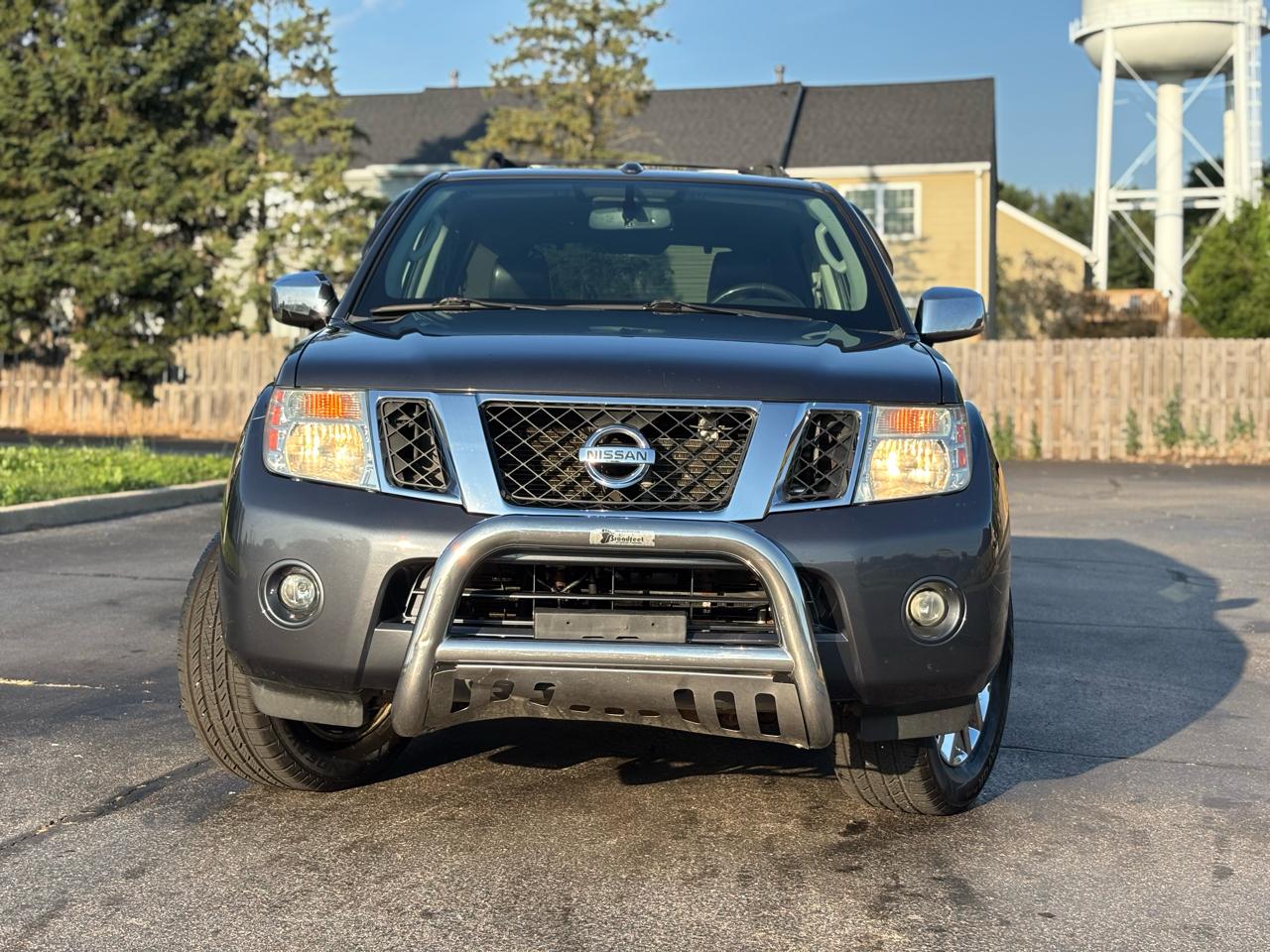 Nissan Pathfinder LE 4WD 2010