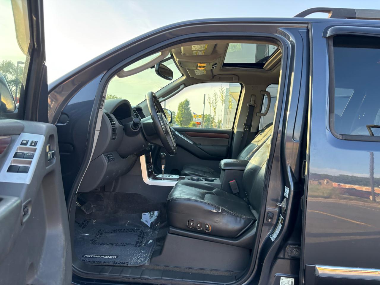 Nissan Pathfinder LE 4WD 2010