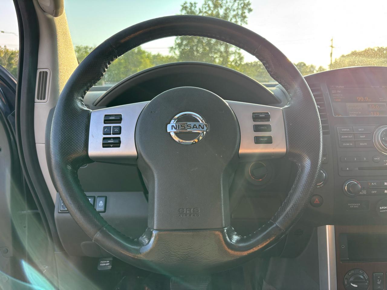 Nissan Pathfinder LE 4WD 2010
