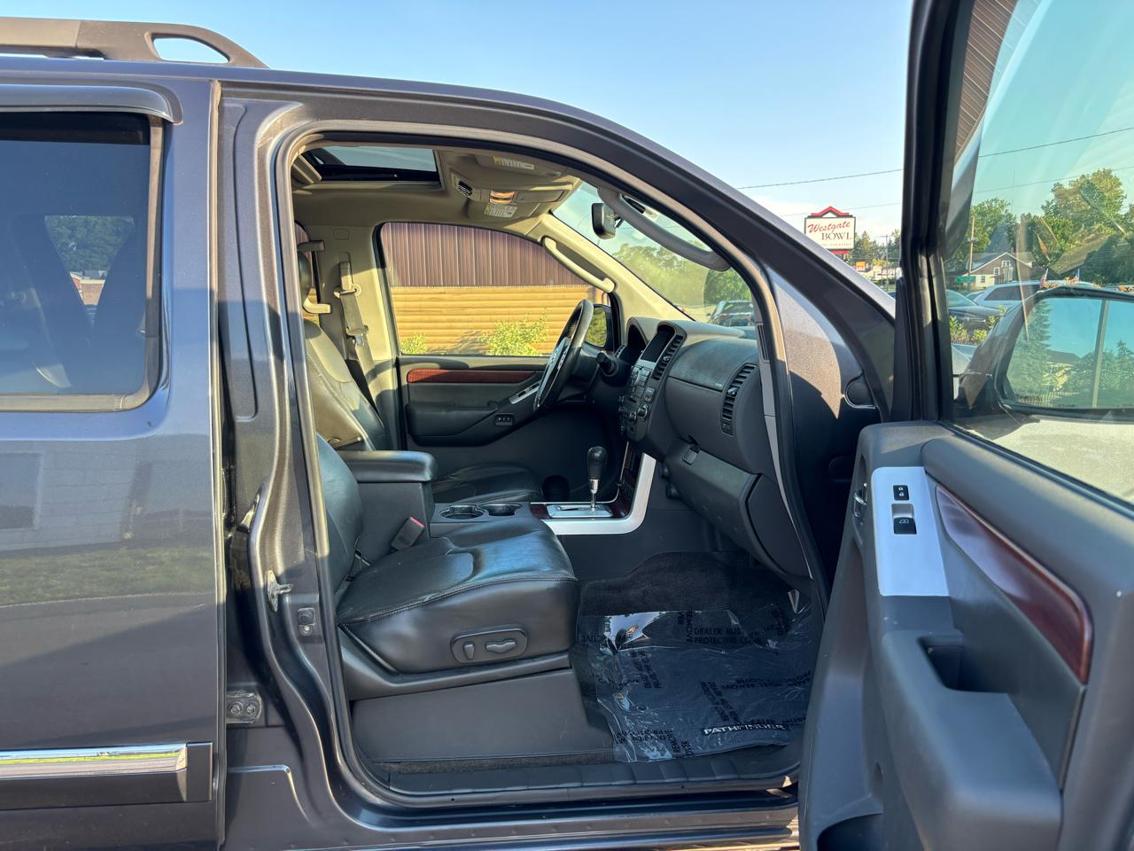 Nissan Pathfinder LE 4WD 2010