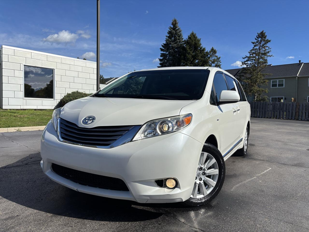 Toyota Sienna photo 2