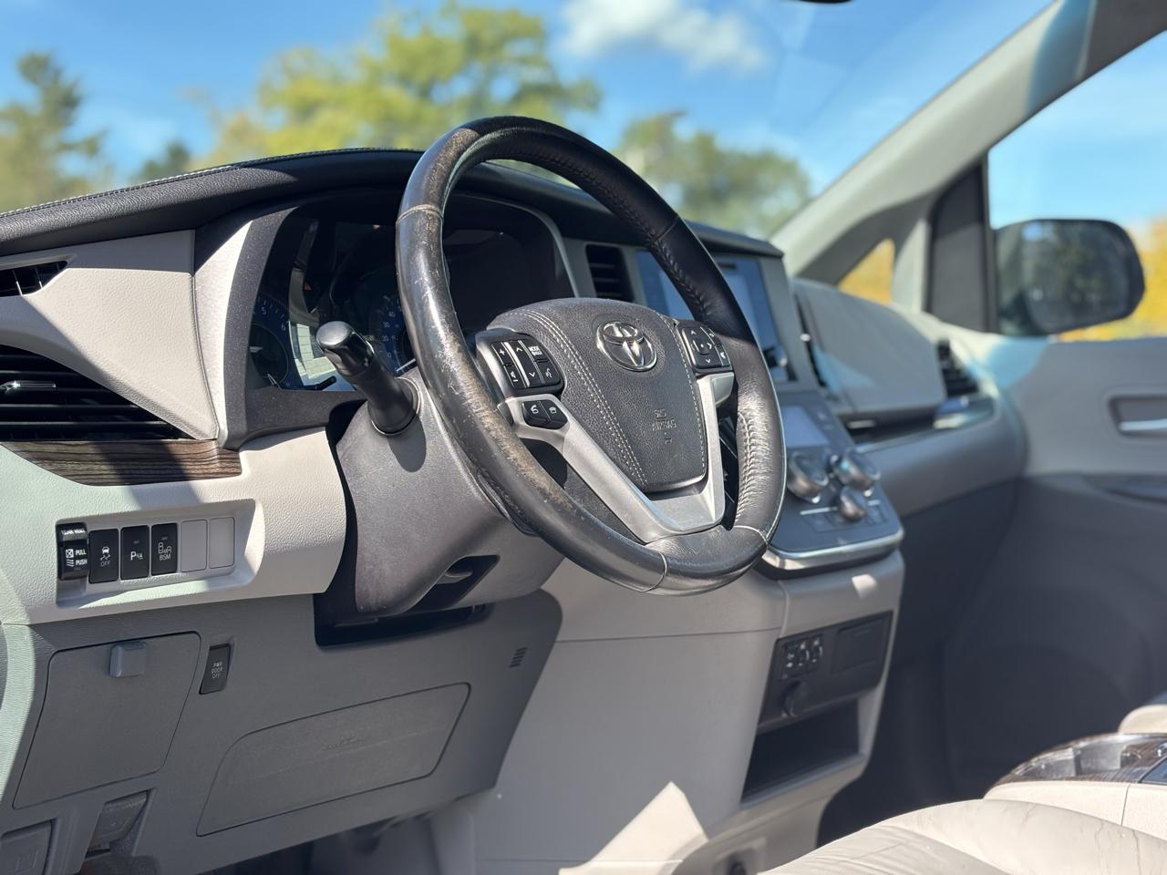 Toyota Sienna photo 17