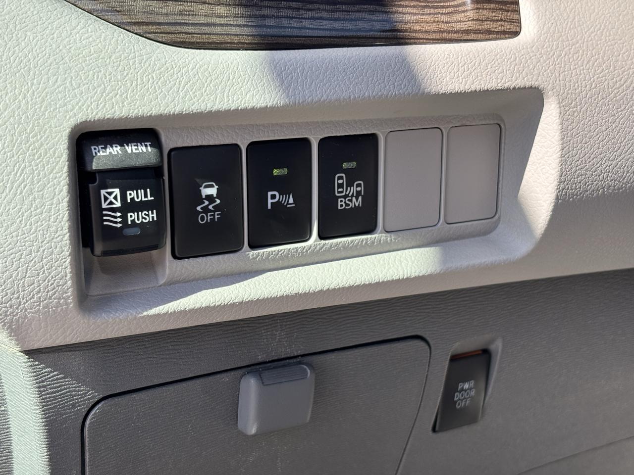 Toyota Sienna photo 18