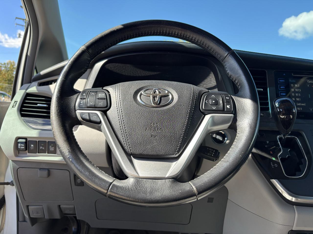 Toyota Sienna photo 19