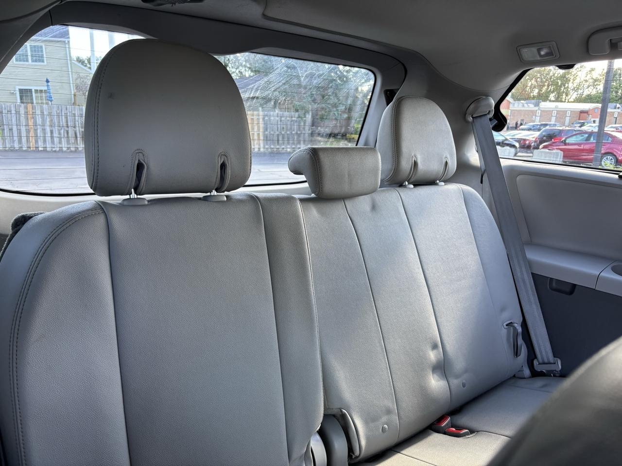 Toyota Sienna photo 36