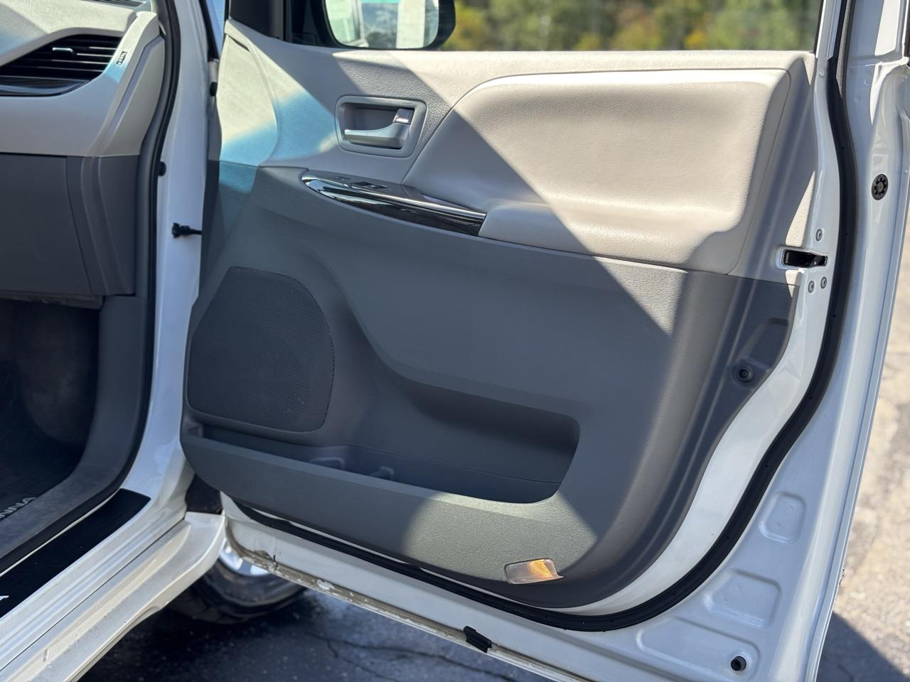 Toyota Sienna photo 38