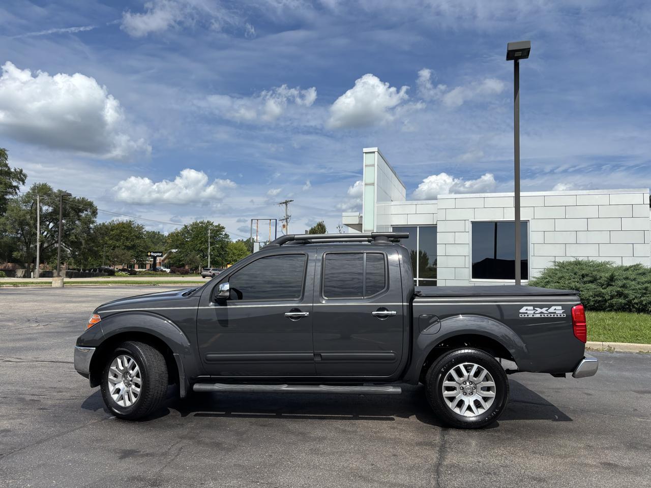 Nissan Frontier SL Crew Cab 4WD 2011