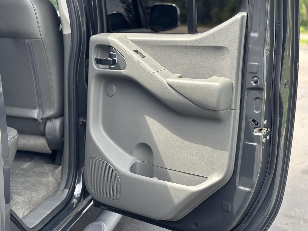 Nissan Frontier SL Crew Cab 4WD 2011