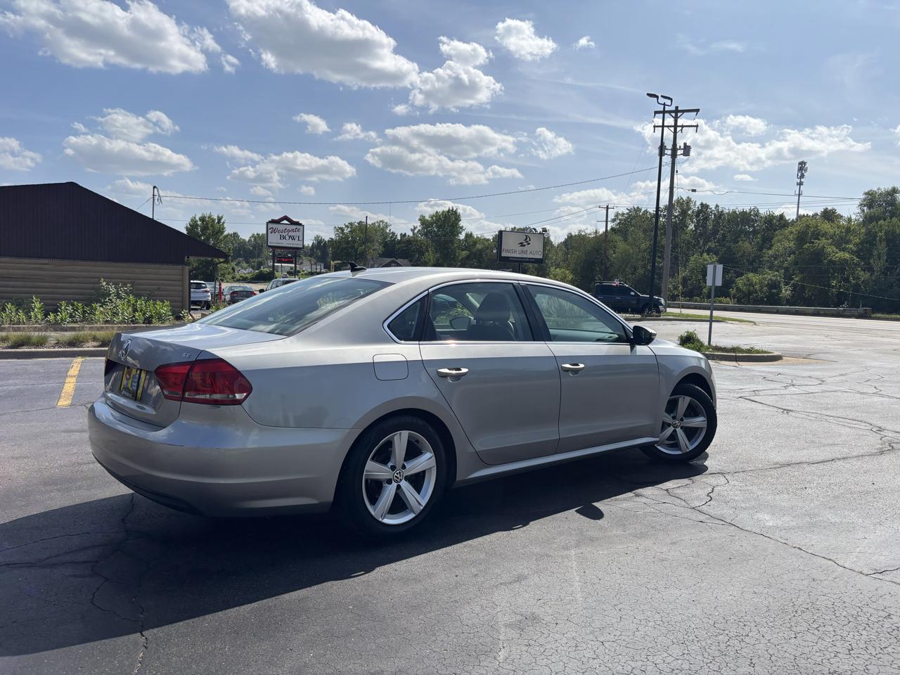 Volkswagen Passat 2.5L SE AT 2012