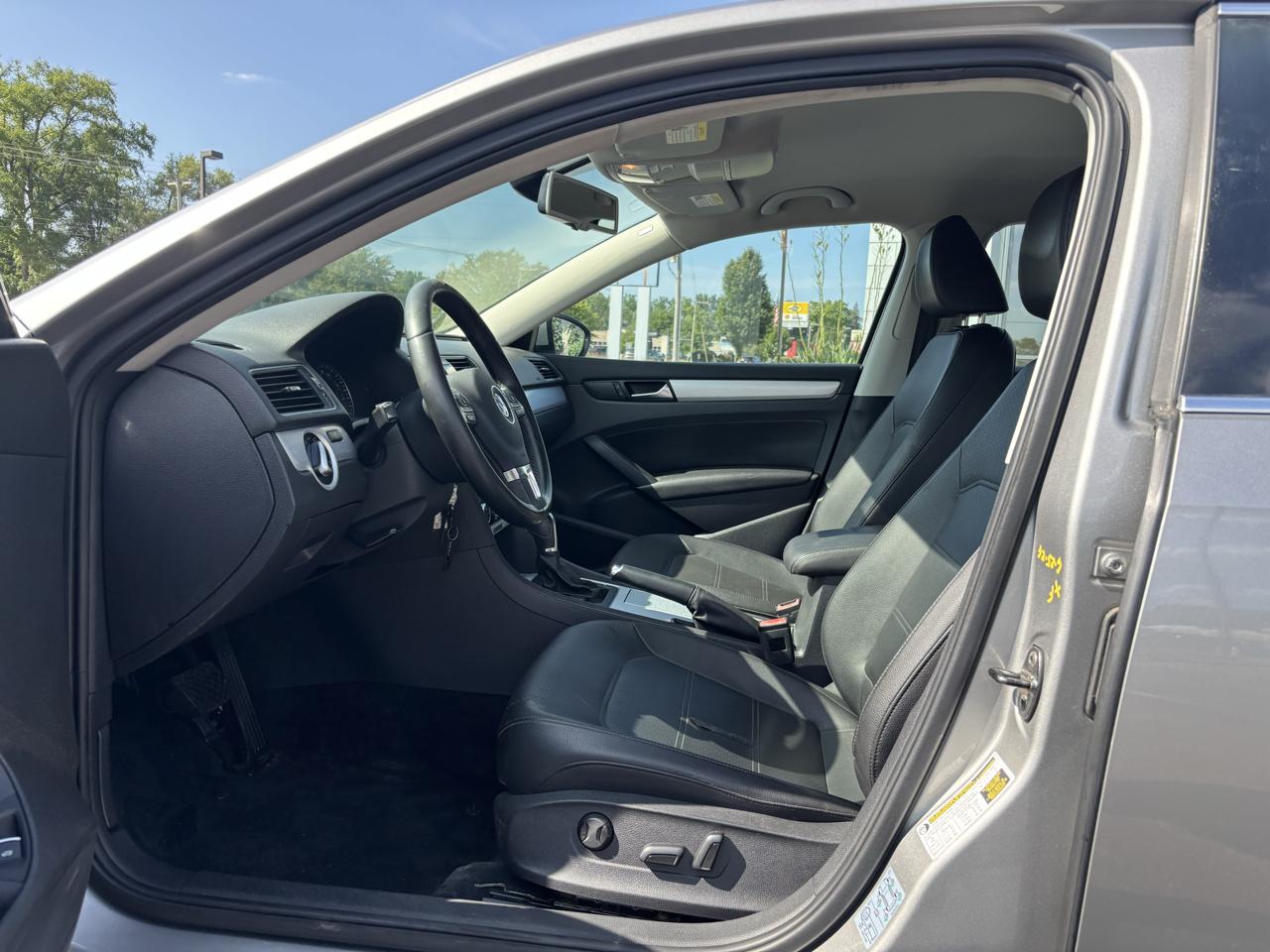 Volkswagen Passat 2.5L SE AT 2012