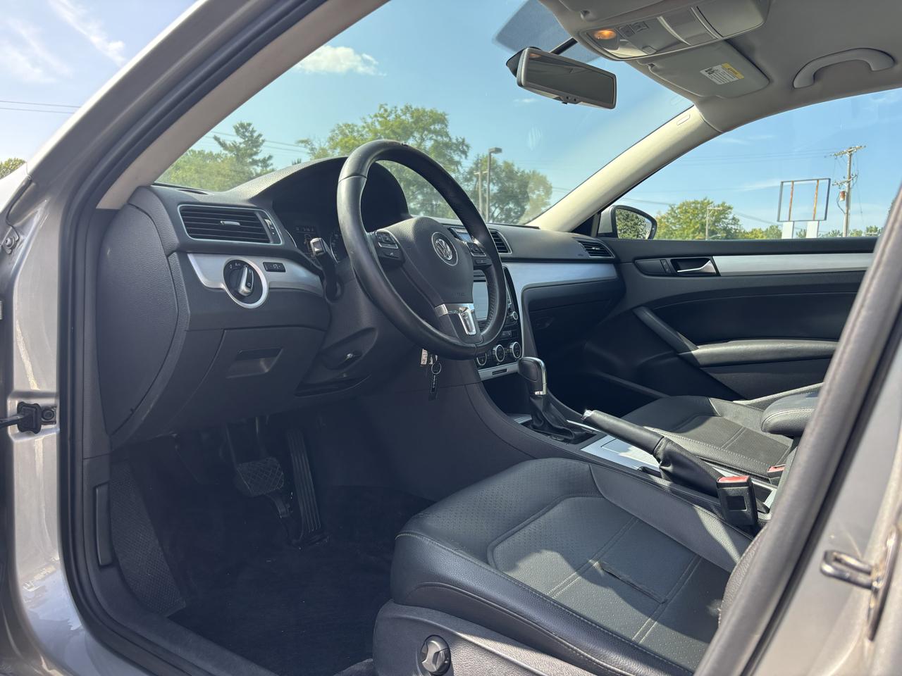 Volkswagen Passat 2.5L SE AT 2012
