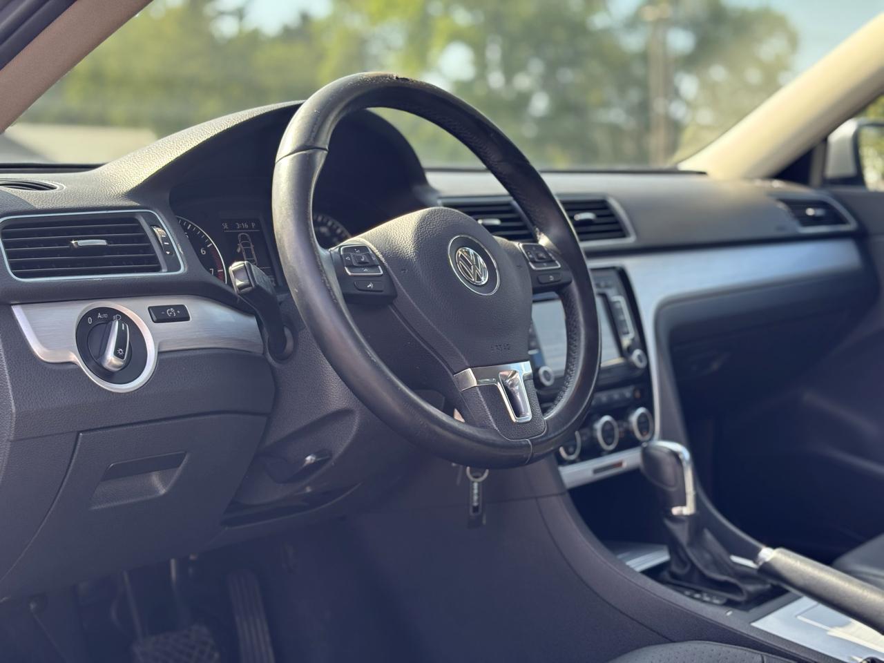 Volkswagen Passat 2.5L SE AT 2012