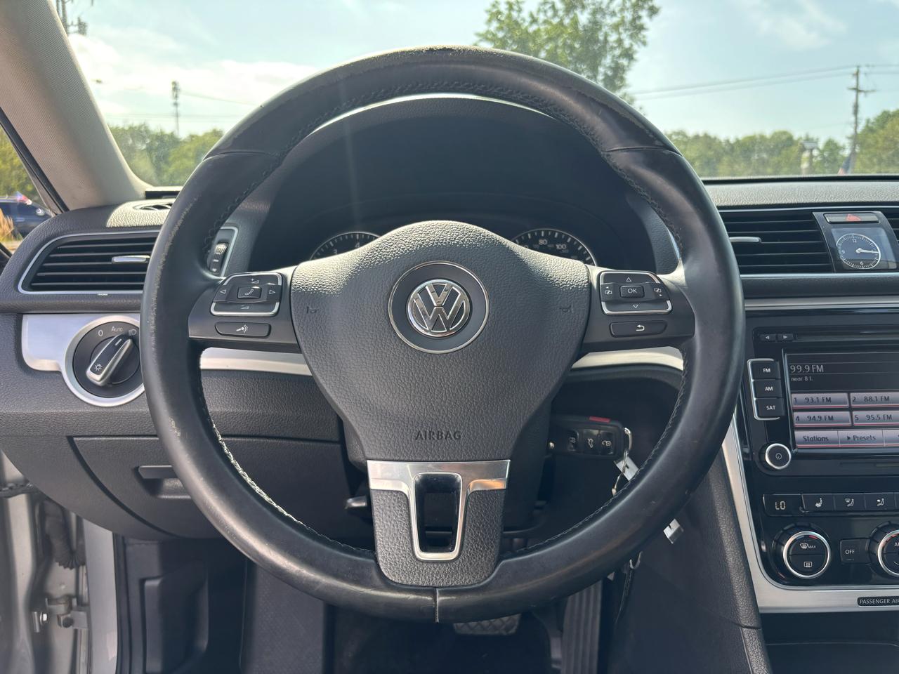 Volkswagen Passat 2.5L SE AT 2012